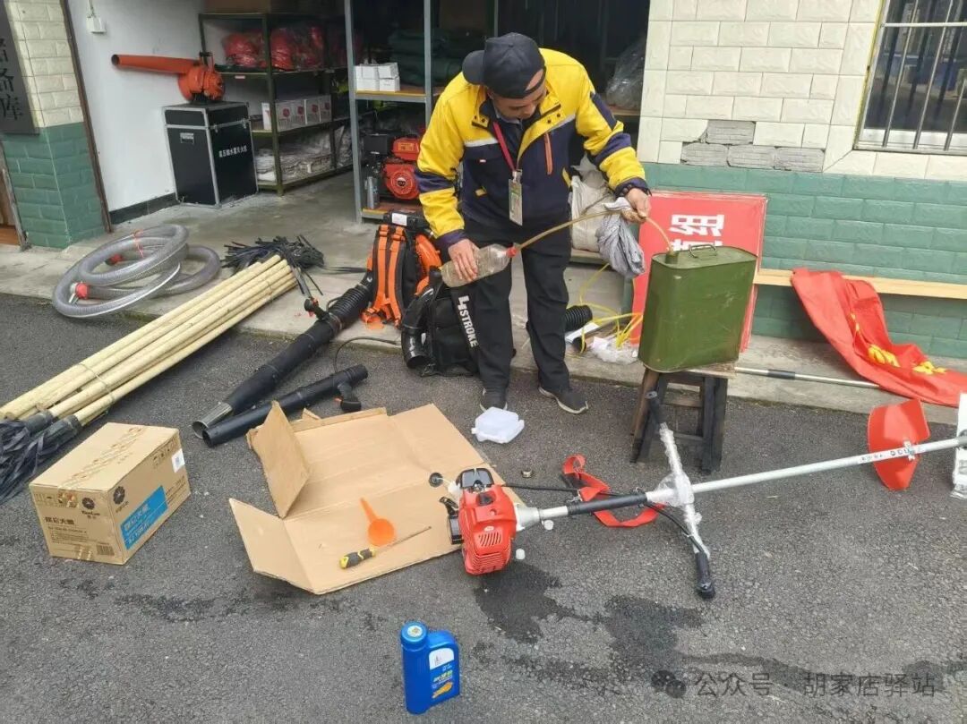 集益镇开展应急物资器材维护保养工作