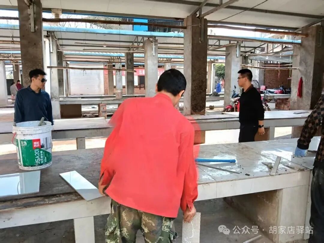 集益镇开展金峰农贸市场摊位整改工作